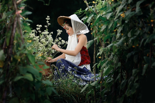 Regret of Unforgettable Breakup: A Medieval European Elegance in English